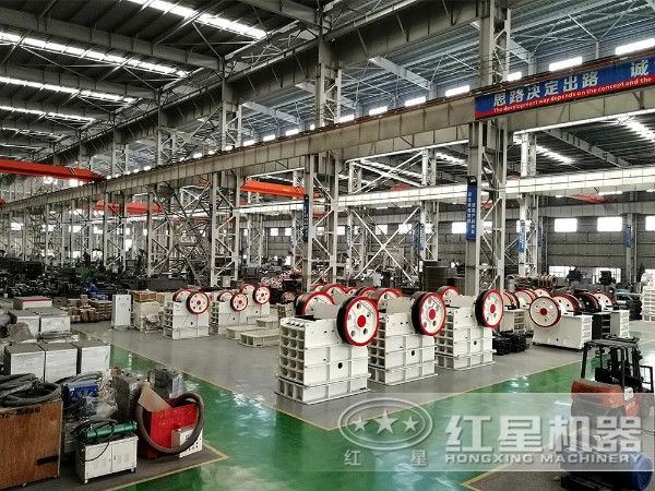 時產(chǎn)50噸，出料0.2-0.3mm的大理石制砂機(jī)車間一角