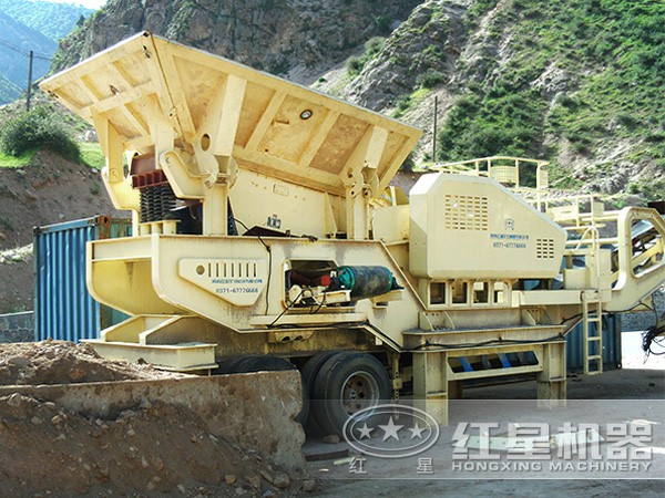 配制砂機(jī)的青石移動(dòng)碎石機(jī) 配制砂機(jī)的青石移動(dòng)碎石機(jī)