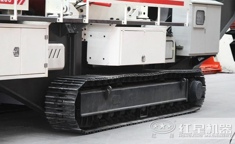 小型履帶石頭破碎機(jī)：履帶液壓驅(qū)動(dòng)，砂廠暢通無(wú)阻