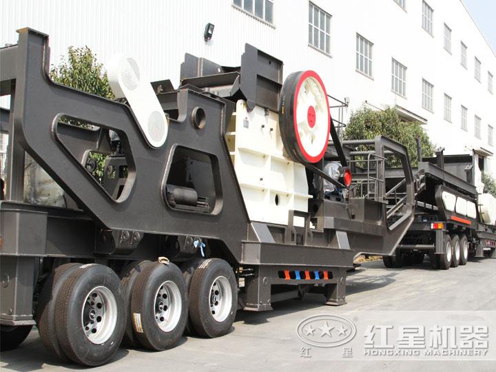 鄂破移動(dòng)破碎機(jī)，為粗碎而生，破碎比大，使用壽命長(zhǎng)