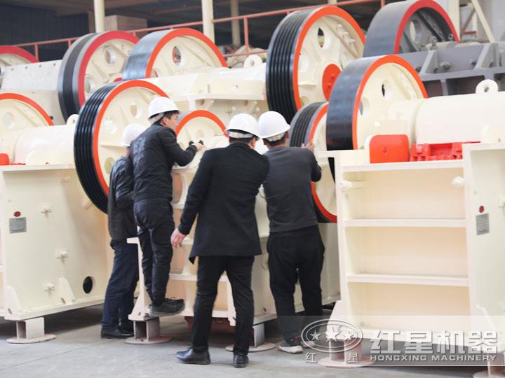 用戶到場參觀鄂式碎石頭機，查看細節(jié)