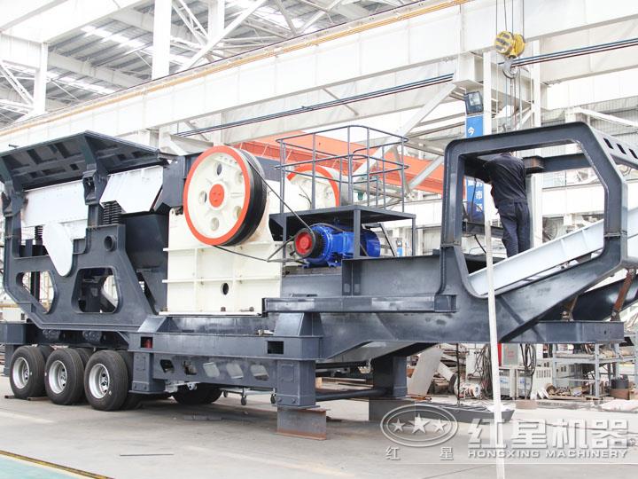 小型移動顎式破碎車集給料、破碎、傳輸為一體
