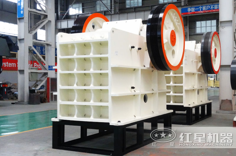 鄂式破碎機時產(chǎn)1-2200t/h，進(jìn)料125-1200mm