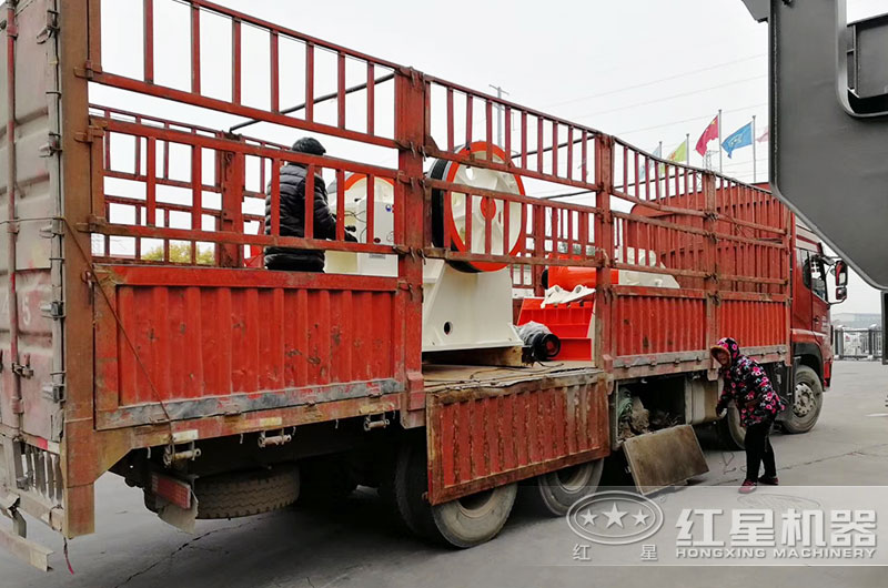 石塊打碎機(jī)設(shè)備裝車發(fā)貨 石塊打碎機(jī)設(shè)備裝車發(fā)貨