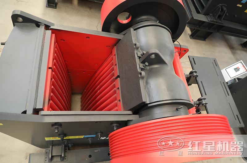 顎式破碎機(jī)進(jìn)料口